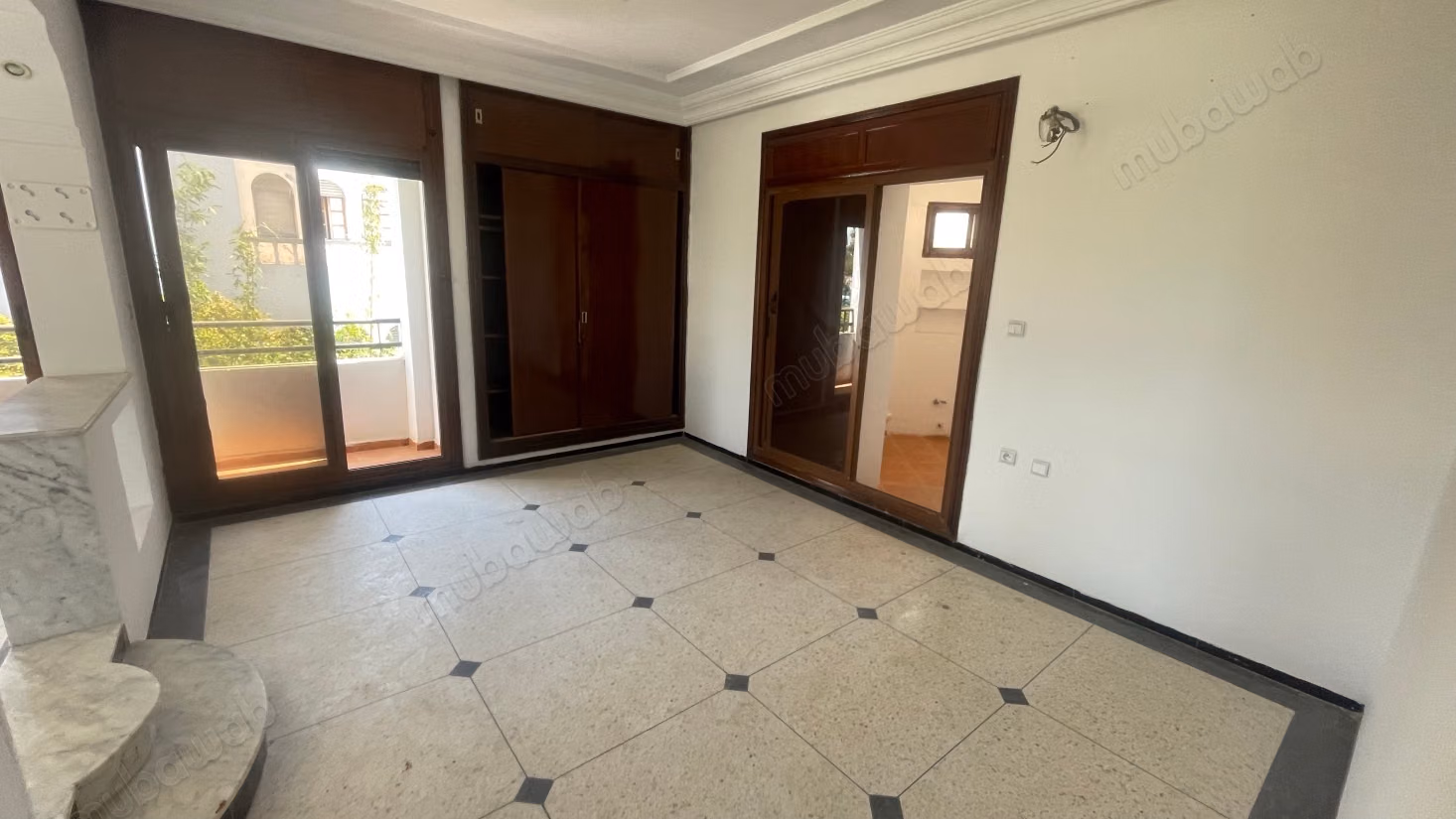 Louez ce local commercial à Riyad. Surface de 711 m². Porte blindée, sécurité