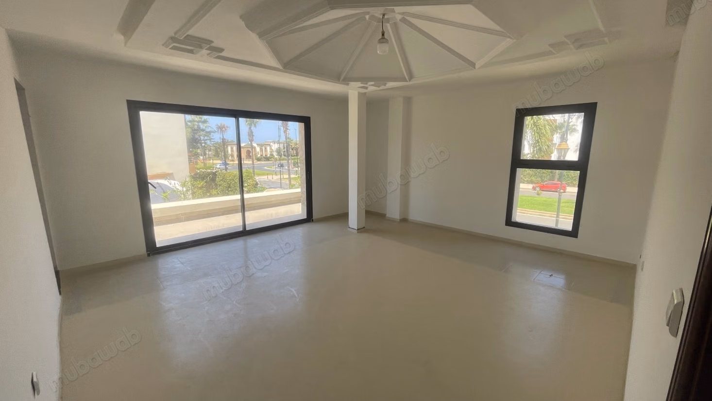 Louez ce local commercial à Riyad. Surface de 711 m². Porte blindée, sécurité