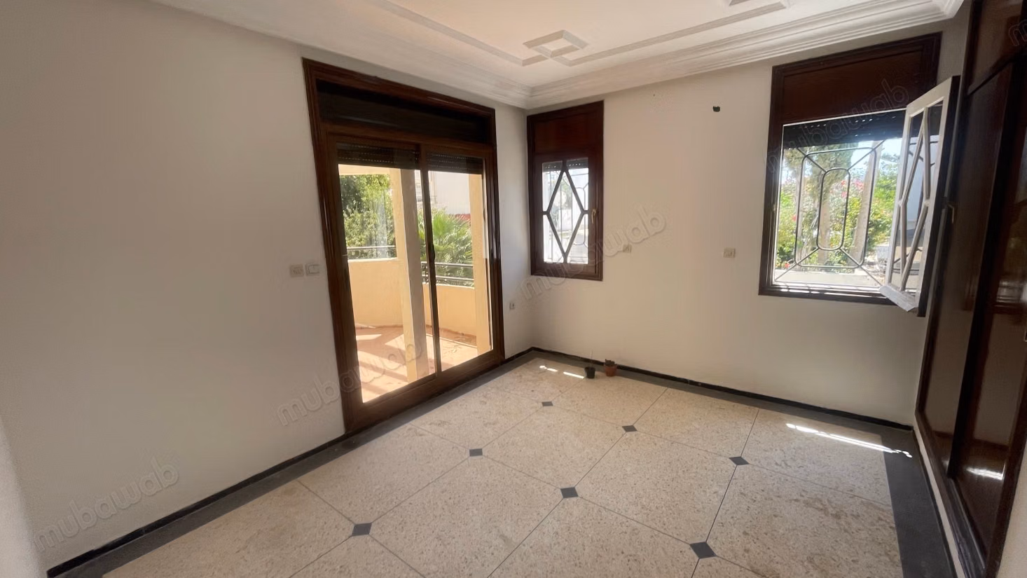 Louez ce local commercial à Riyad. Surface de 711 m². Porte blindée, sécurité