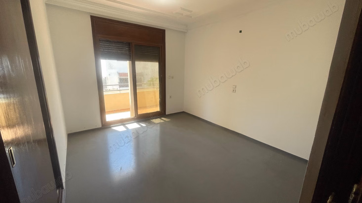 Louez ce local commercial à Riyad. Surface de 711 m². Porte blindée, sécurité
