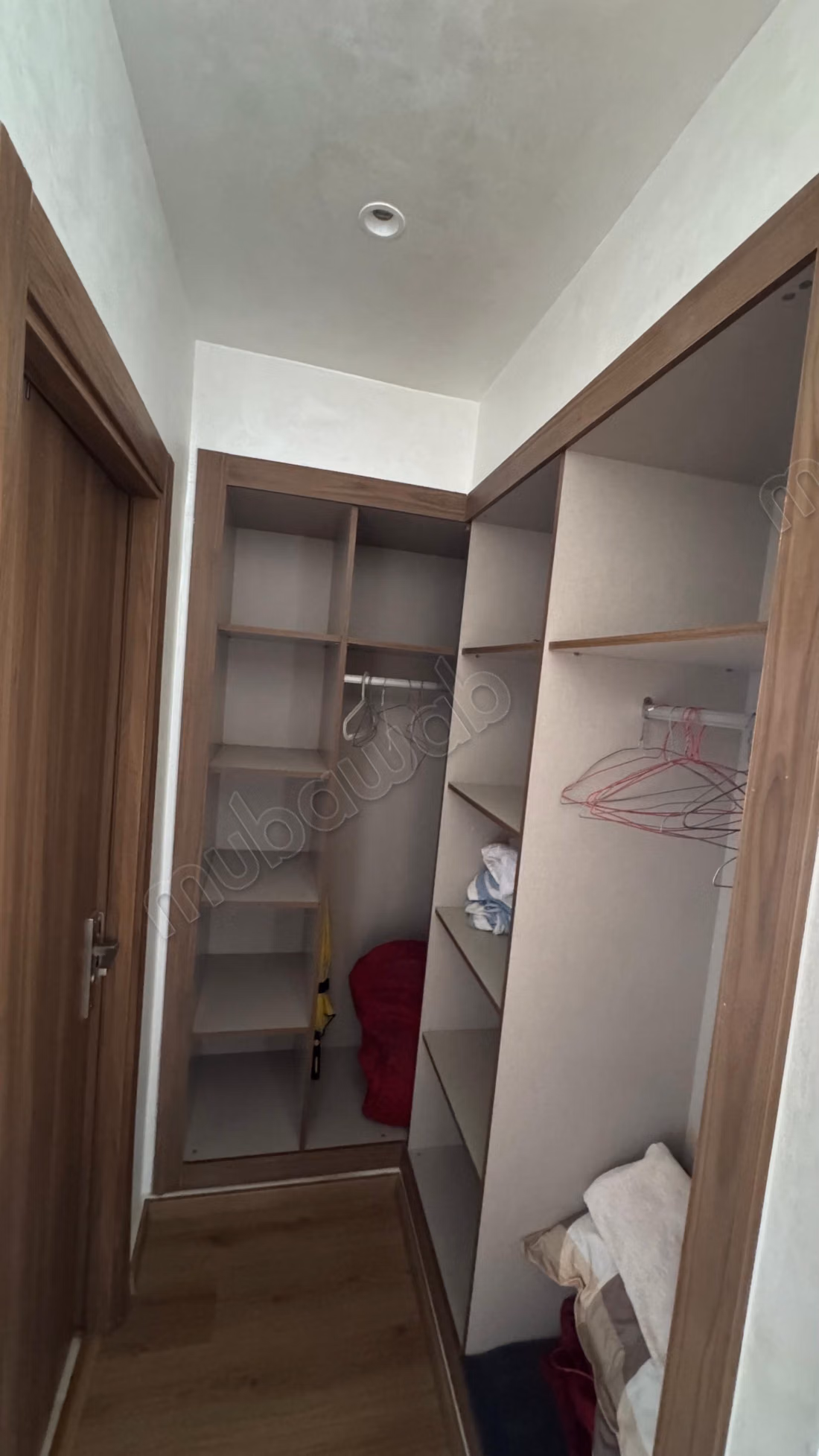 Louez cet appartement à Bouskoura. 
2 grandes pièces. 
Piscine et cheminée