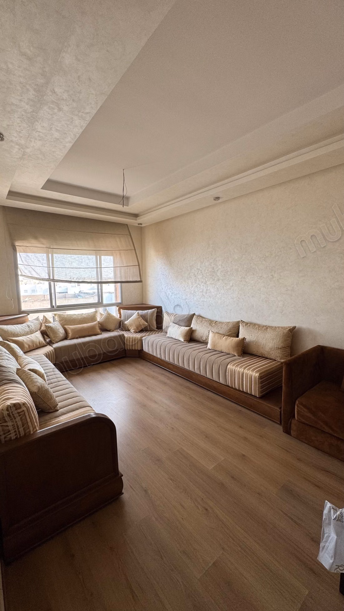Louez cet appartement à Bouskoura. 
2 grandes pièces. 
Piscine et cheminée