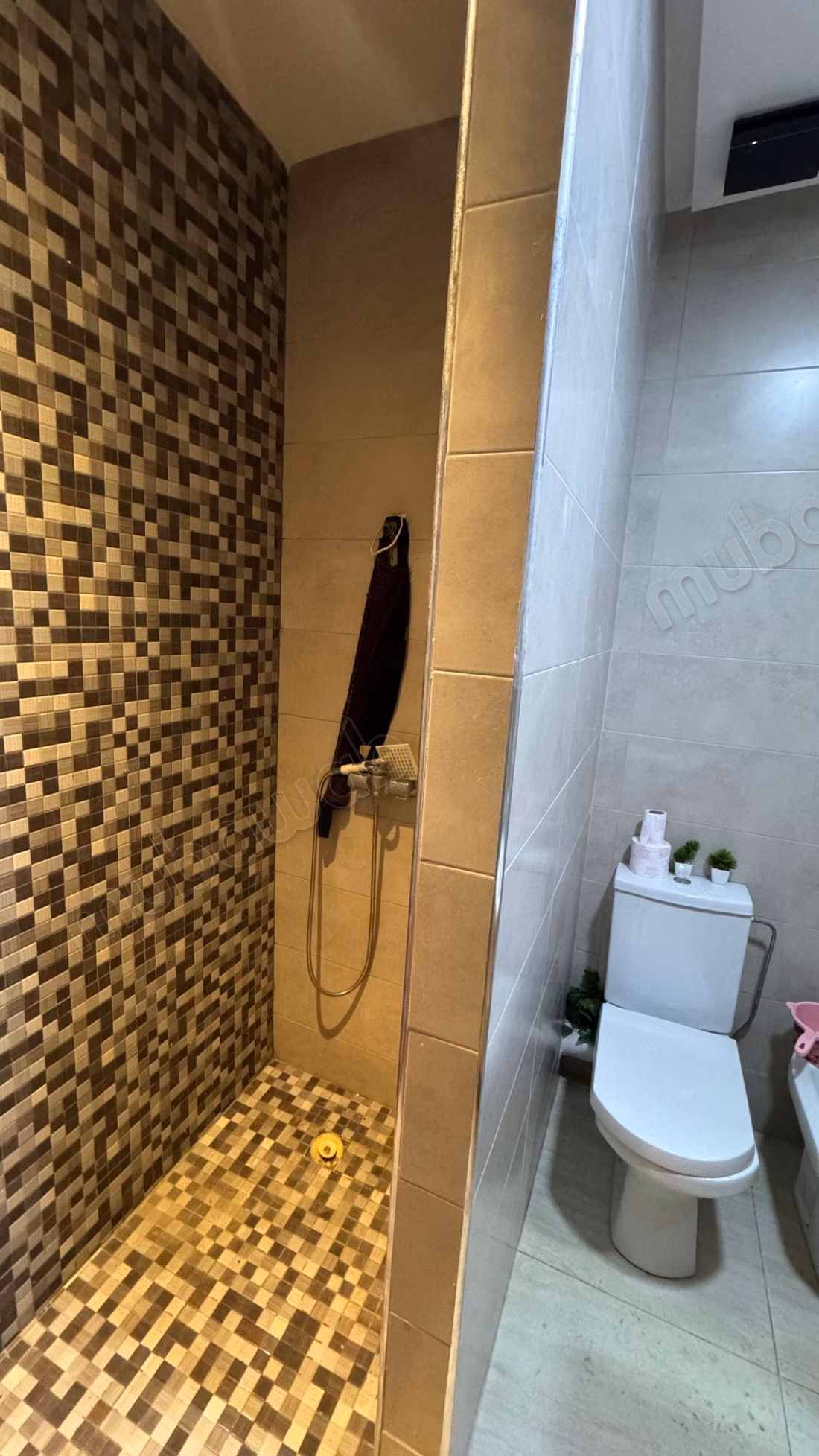 Louez cet appartement à Bouskoura. 
2 grandes pièces. 
Piscine et cheminée