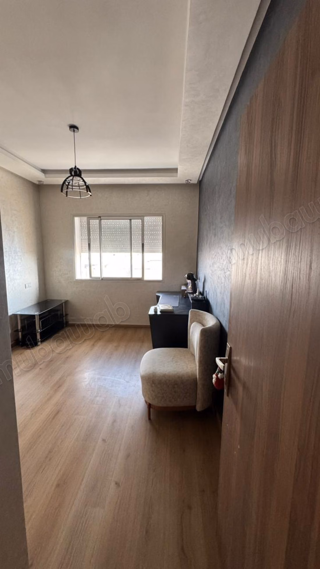 Louez cet appartement à Bouskoura. 
2 grandes pièces. 
Piscine et cheminée