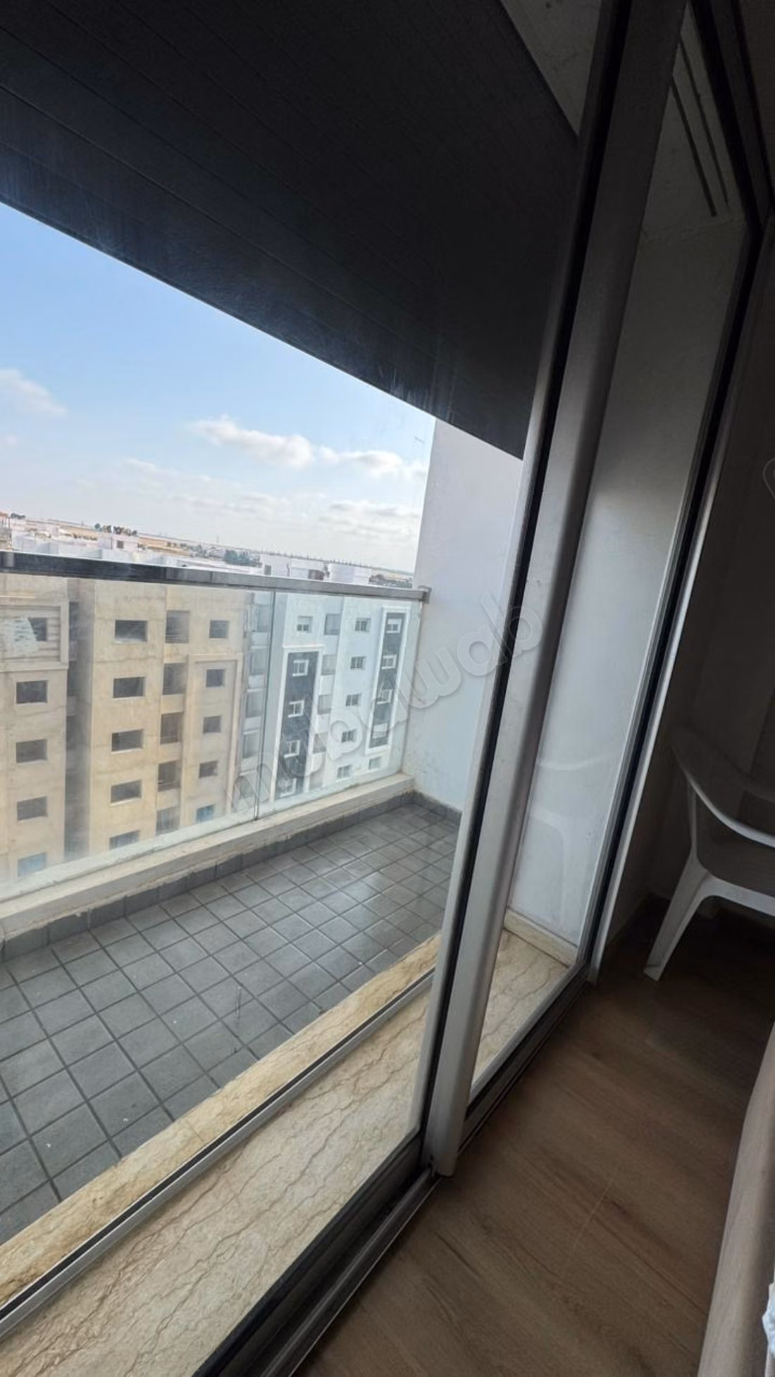 Louez cet appartement à Bouskoura. 
2 grandes pièces. 
Piscine et cheminée