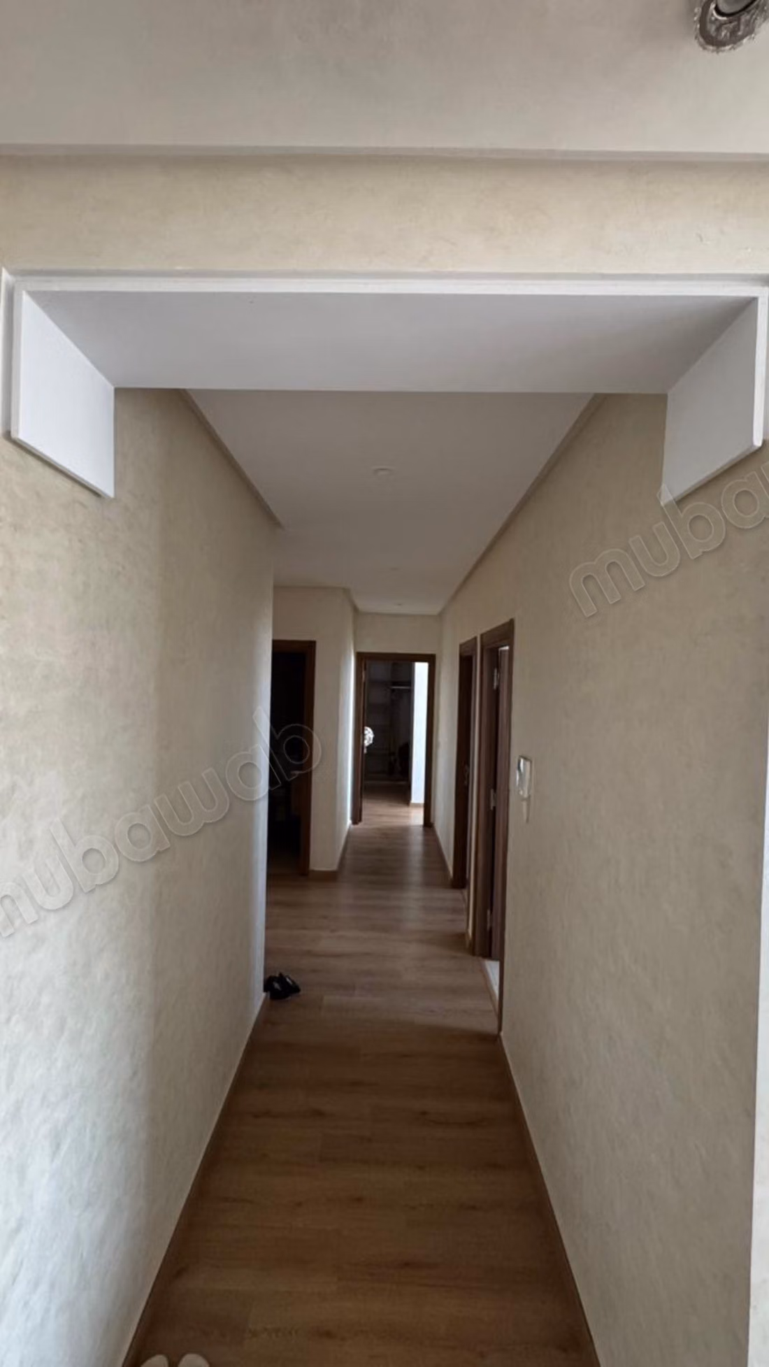 Louez cet appartement à Bouskoura. 
2 grandes pièces. 
Piscine et cheminée