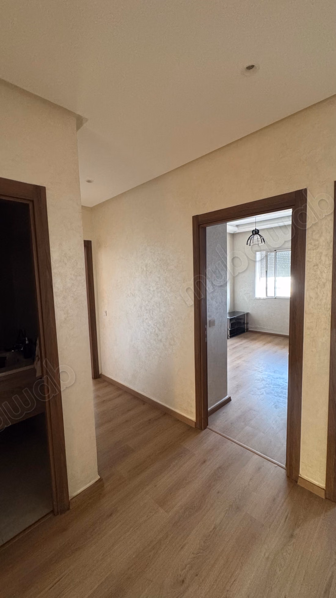 Louez cet appartement à Bouskoura. 
2 grandes pièces. 
Piscine et cheminée