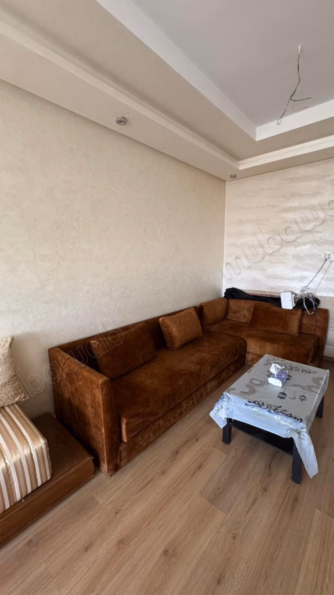 Louez cet appartement à Bouskoura. 
2 grandes pièces. 
Piscine et cheminée