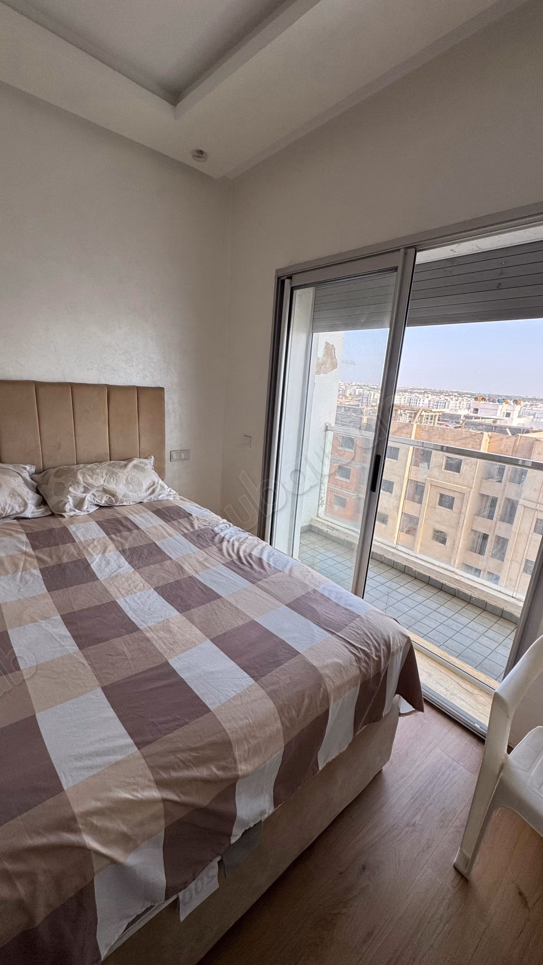 Louez cet appartement à Bouskoura. 
2 grandes pièces. 
Piscine et cheminée