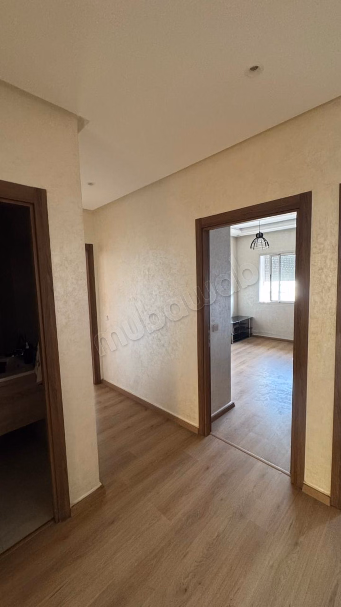 Louez cet appartement à Bouskoura. 
2 grandes pièces. 
Piscine et cheminée