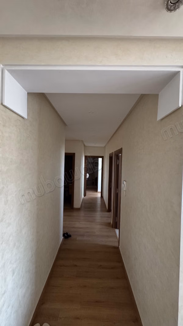Louez cet appartement à Bouskoura. 
2 grandes pièces. 
Piscine et cheminée