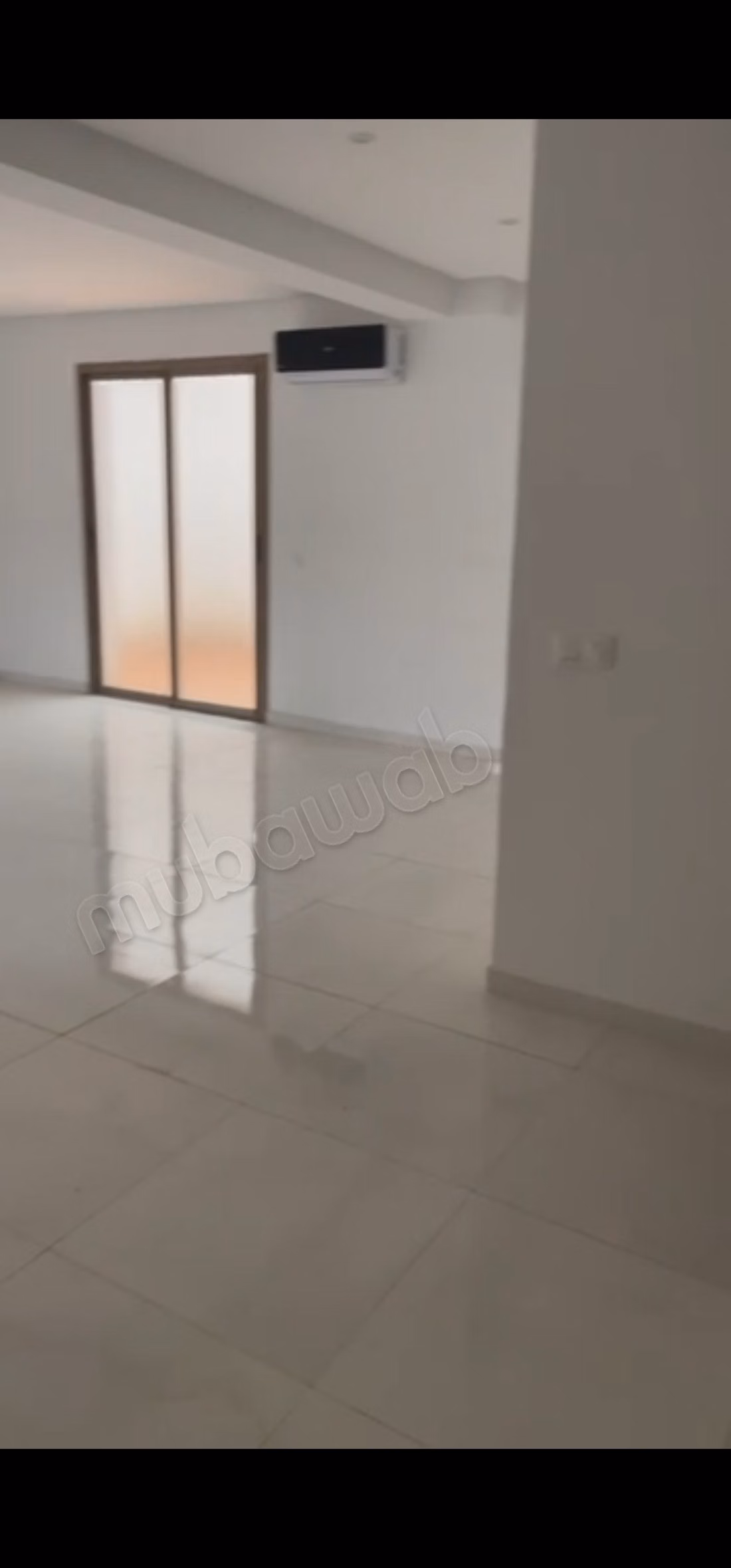Bureau à louer ou à vendre au centre-ville. Superficie totale 60 m². Gardien