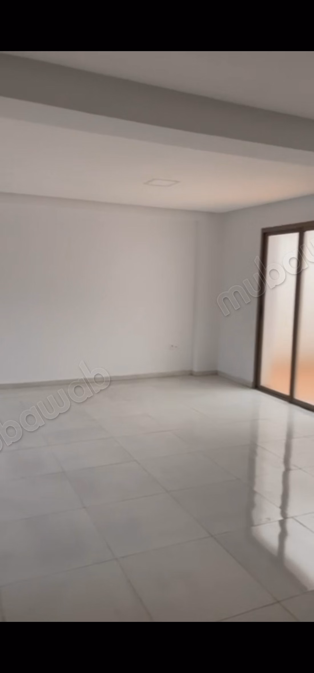 Bureau à louer ou à vendre au centre-ville. Superficie totale 60 m². Gardien