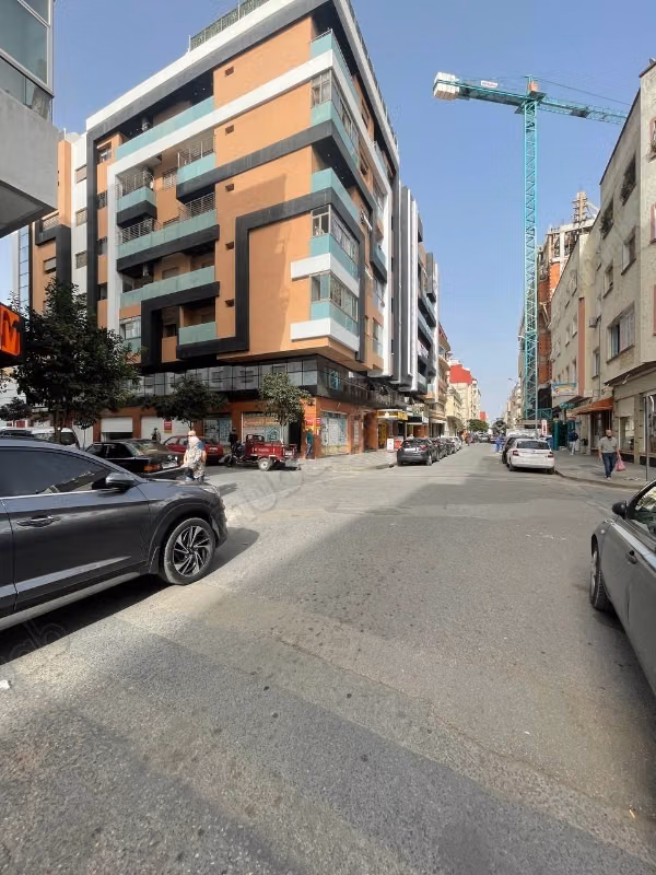 Bureau à louer ou à vendre au centre-ville. Superficie totale 60 m². Gardien