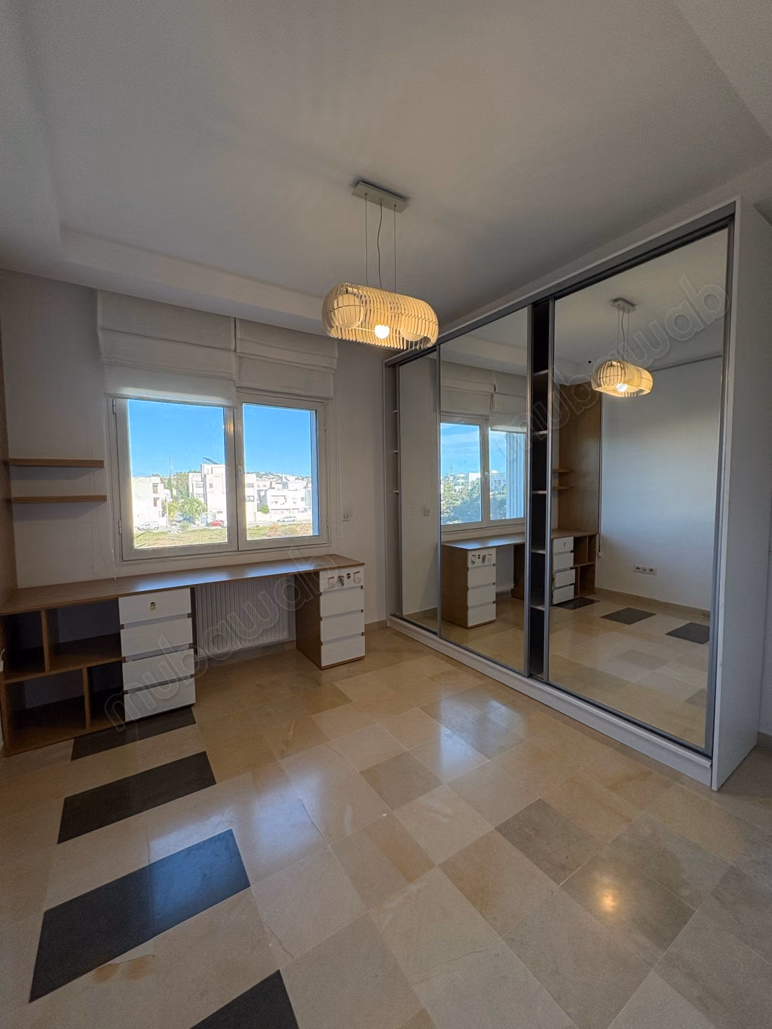 Superbe appartement à louer à Sidi Daoued. Surface de 127 m². Fenêtres double vitrage et chauffage central