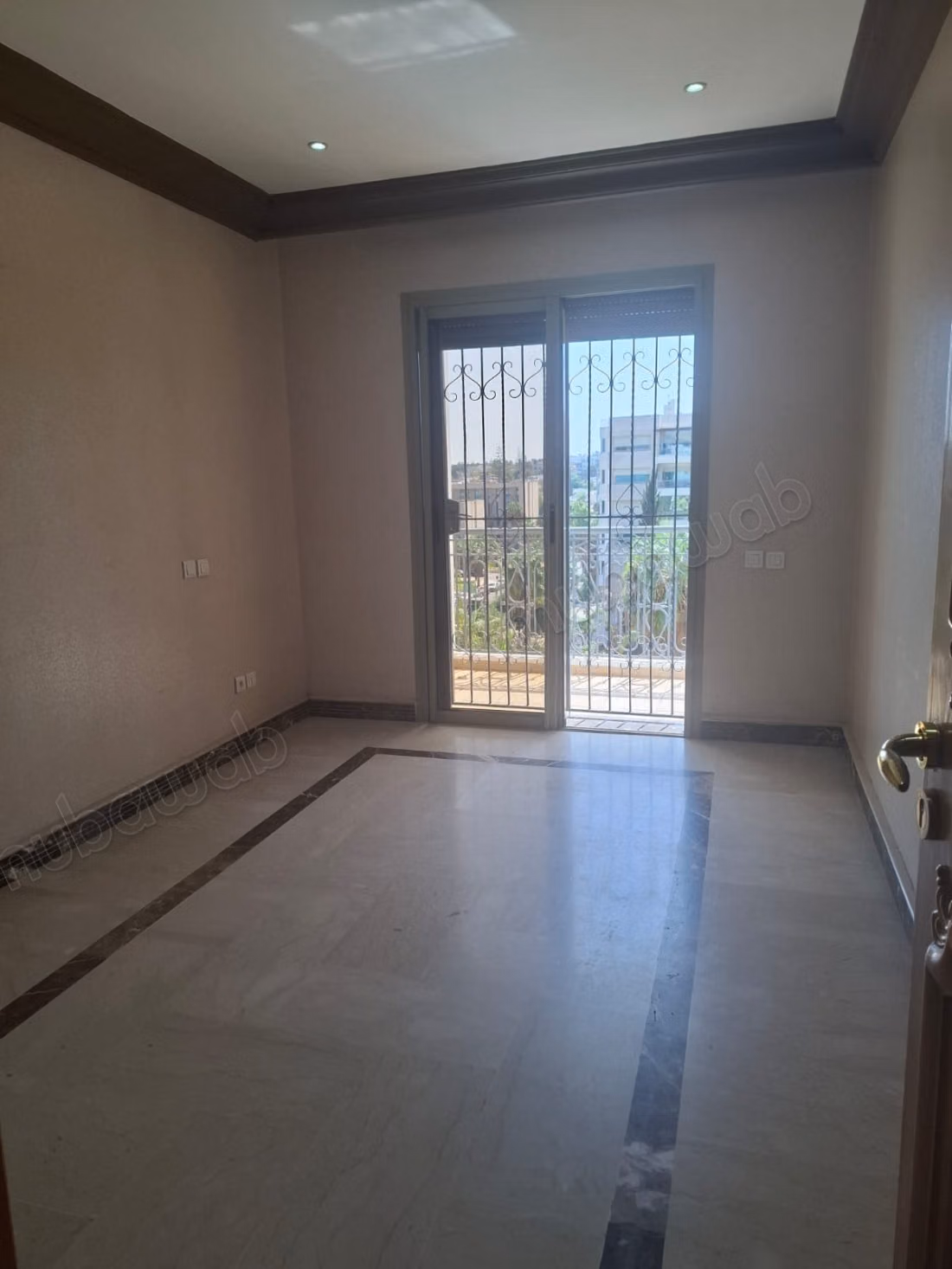 Très bel appartement en location à Riyad.
Superficie 210 m².
Salon typique marocain, résidence sécurisée