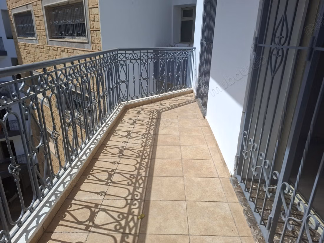 Très bel appartement en location à Riyad.
Superficie 210 m².
Salon typique marocain, résidence sécurisée