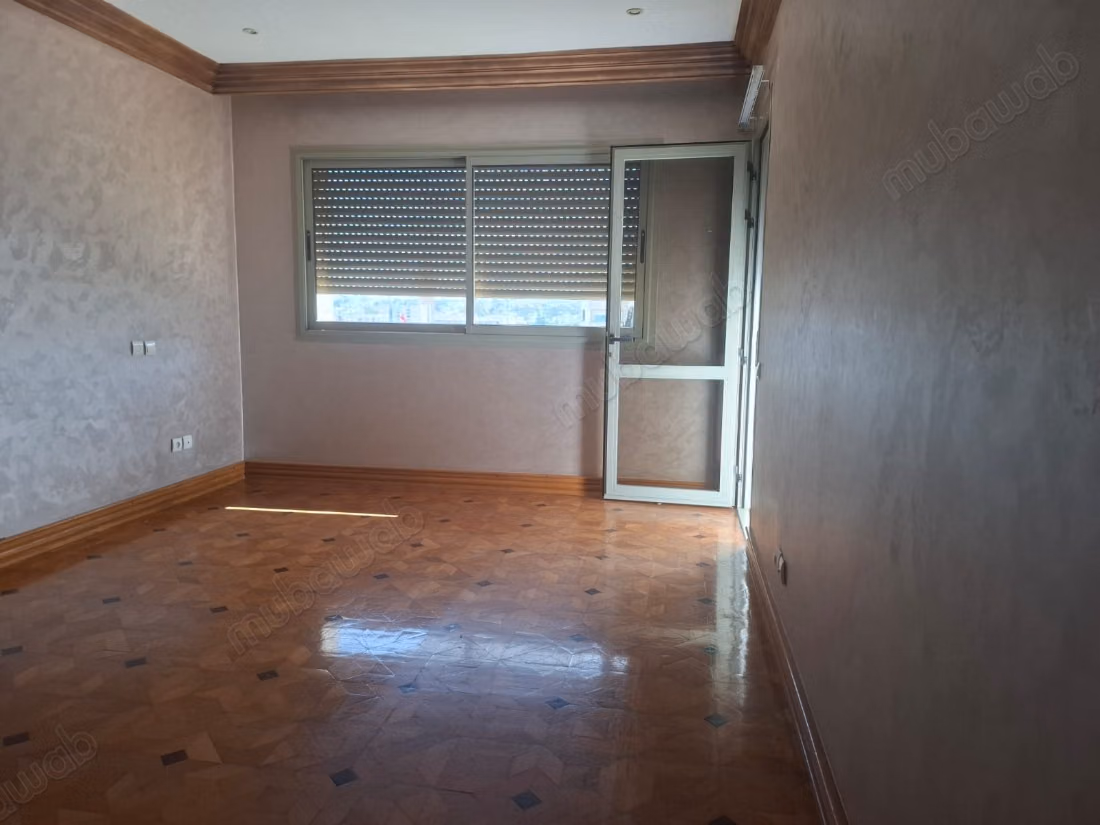 Très bel appartement en location à Riyad.
Superficie 210 m².
Salon typique marocain, résidence sécurisée