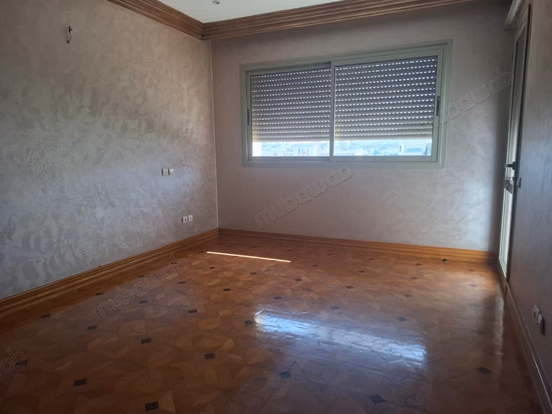 Très bel appartement en location à Riyad.
Superficie 210 m².
Salon typique marocain, résidence sécurisée