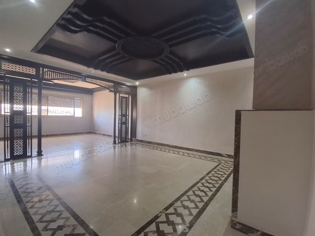 Très bel appartement en location à Riyad.
Superficie 210 m².
Salon typique marocain, résidence sécurisée