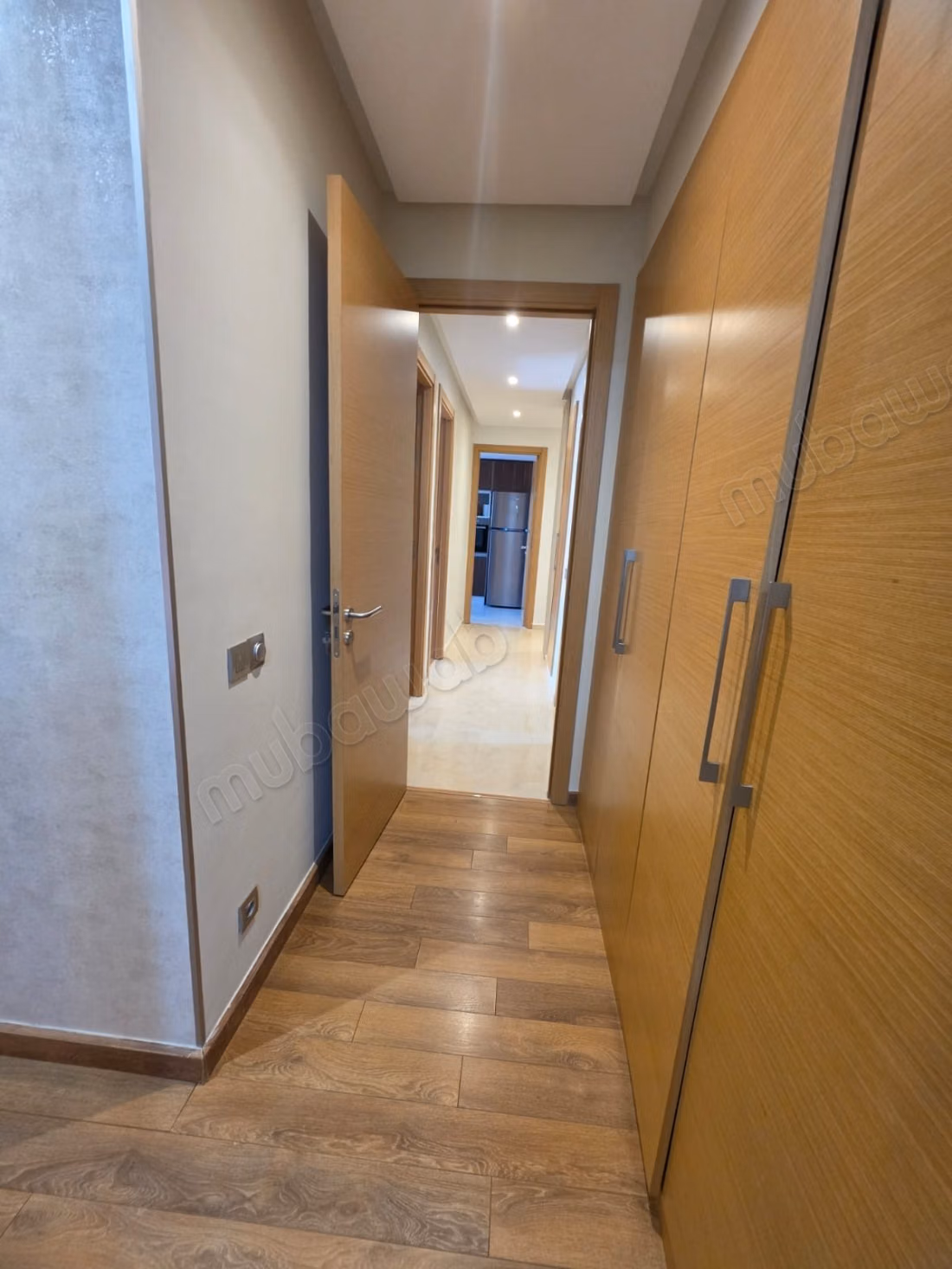 Très bel appartement en location à Riyad.
Superficie 210 m².
Salon typique marocain, résidence sécurisée