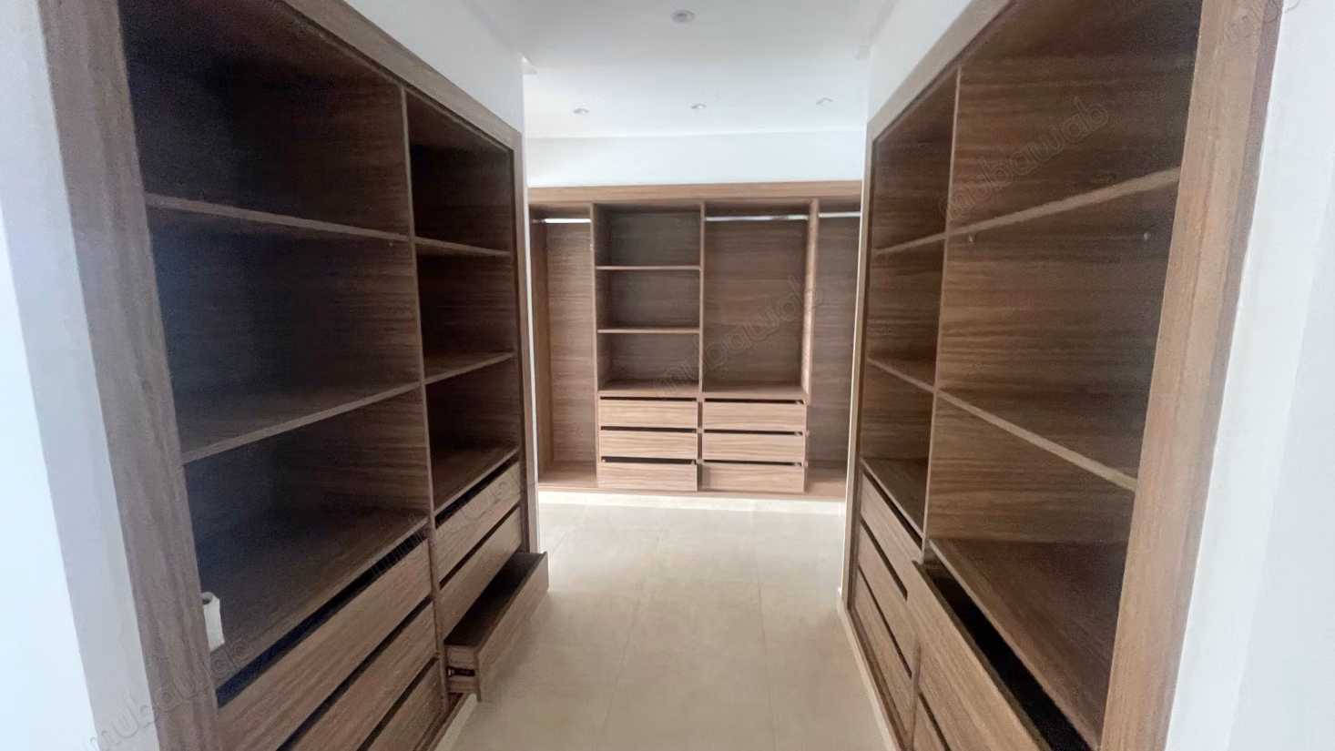 Villa de luxe à louer à Souissi. 
Surface totale 2000 m². 
Cheminée et concierge