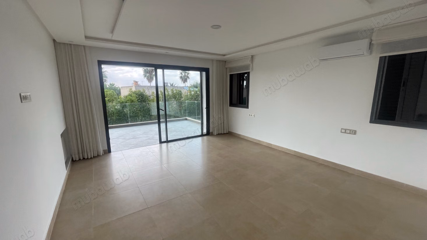 Villa de luxe à louer à Souissi. 
Surface totale 2000 m². 
Cheminée et concierge