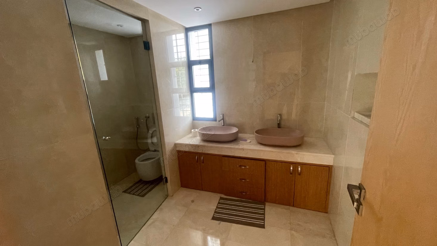 Villa de luxe à louer à Souissi. 
Surface totale 2000 m². 
Cheminée et concierge