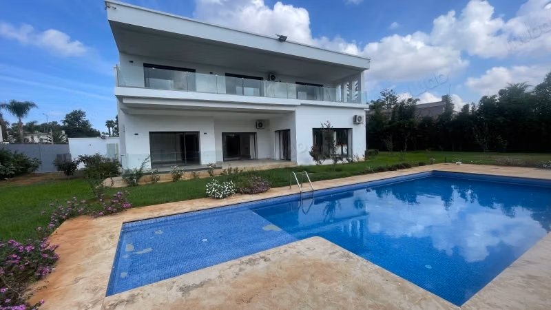 Villa de luxe à louer à Souissi. 
Surface totale 2000 m². 
Cheminée et concierge