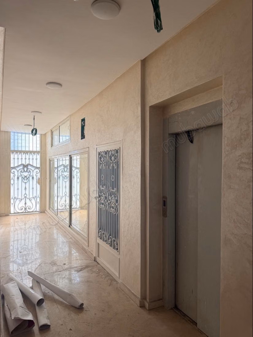 Immeuble à vendre Oulfa 
Superficie 500m² 
Ascenseur