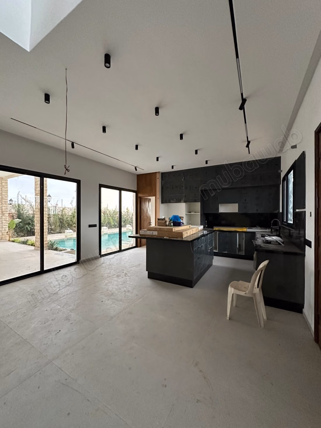 New villa with pool on 3,300 m²