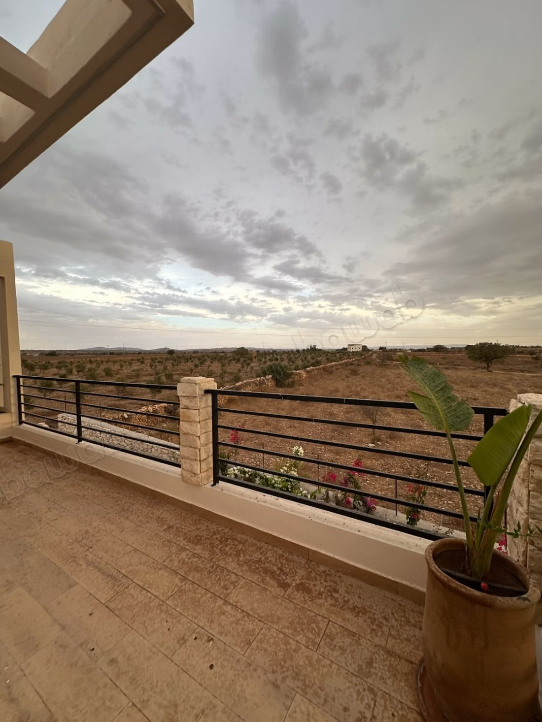 New villa with pool on 3,300 m²