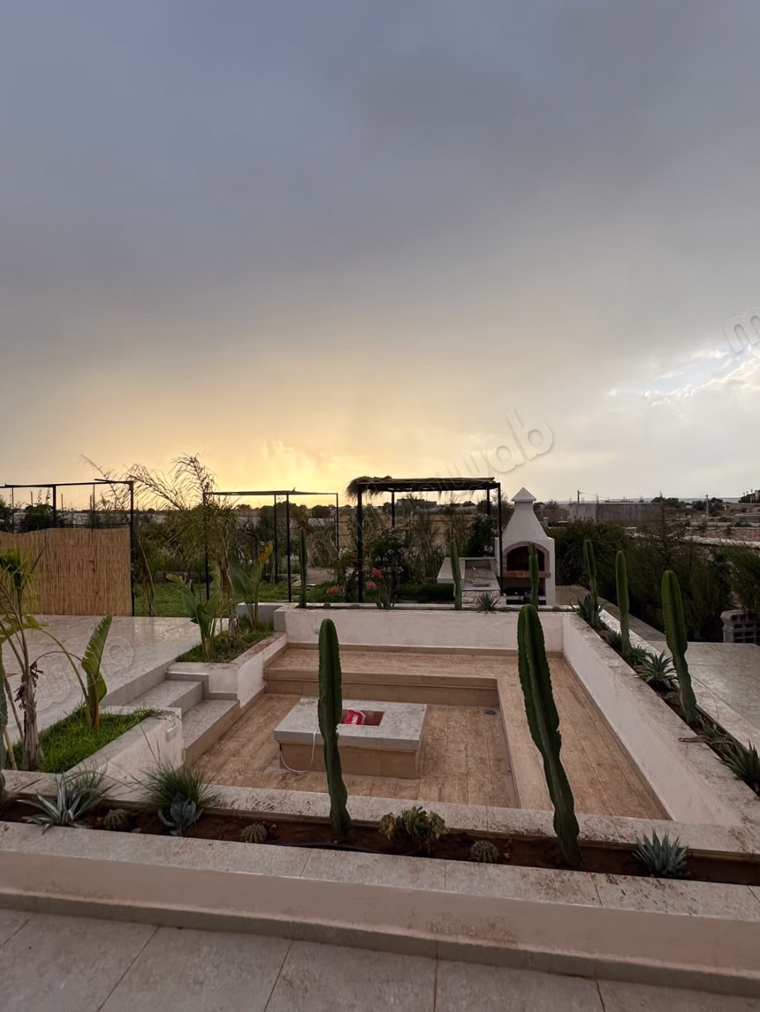 New villa with pool on 3,300 m²