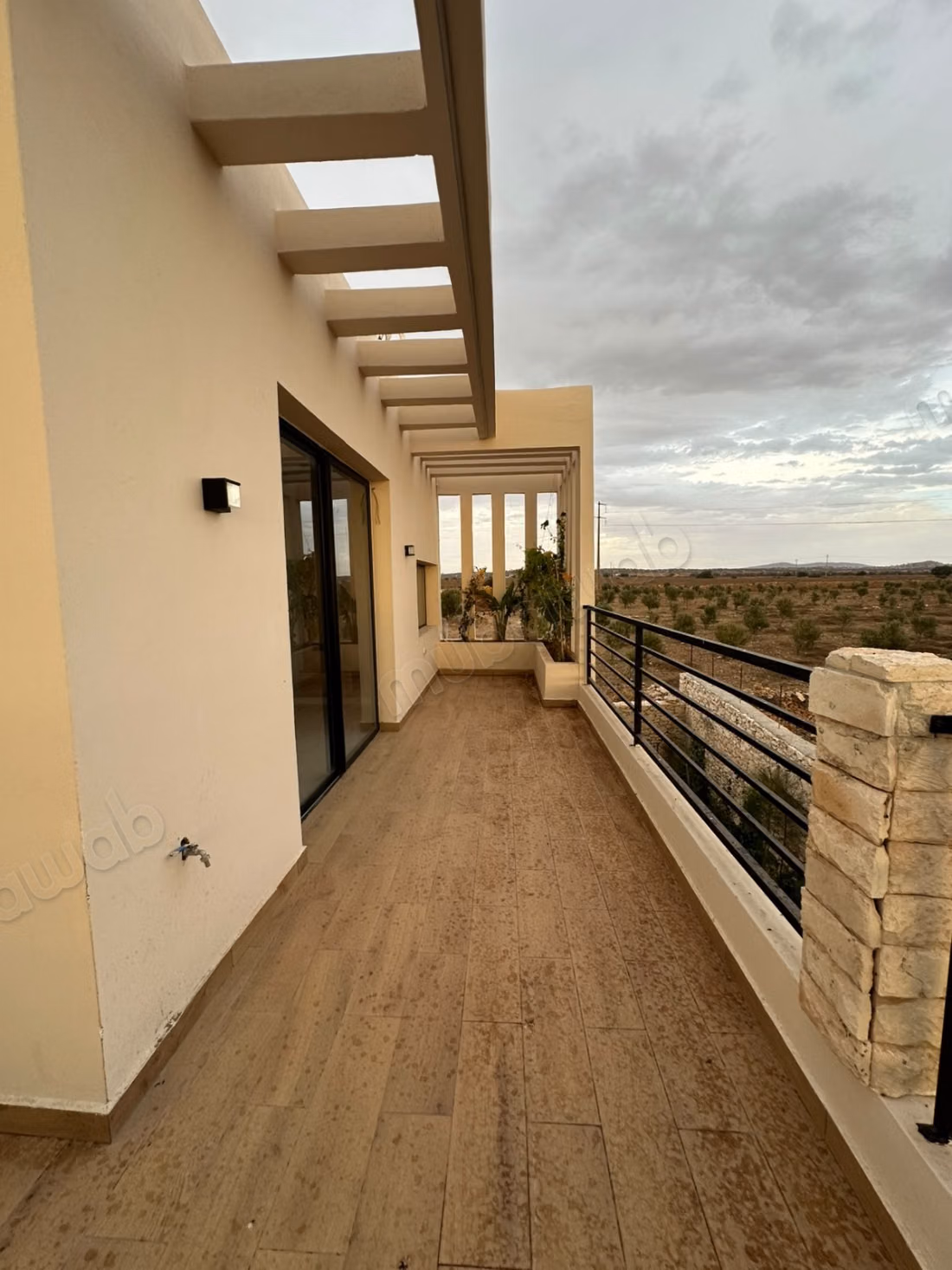 New villa with pool on 3,300 m²