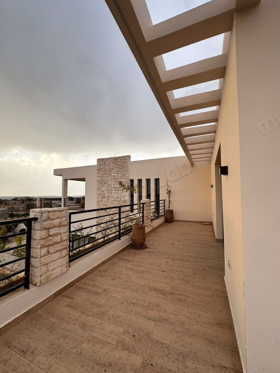 New villa with pool on 3,300 m²