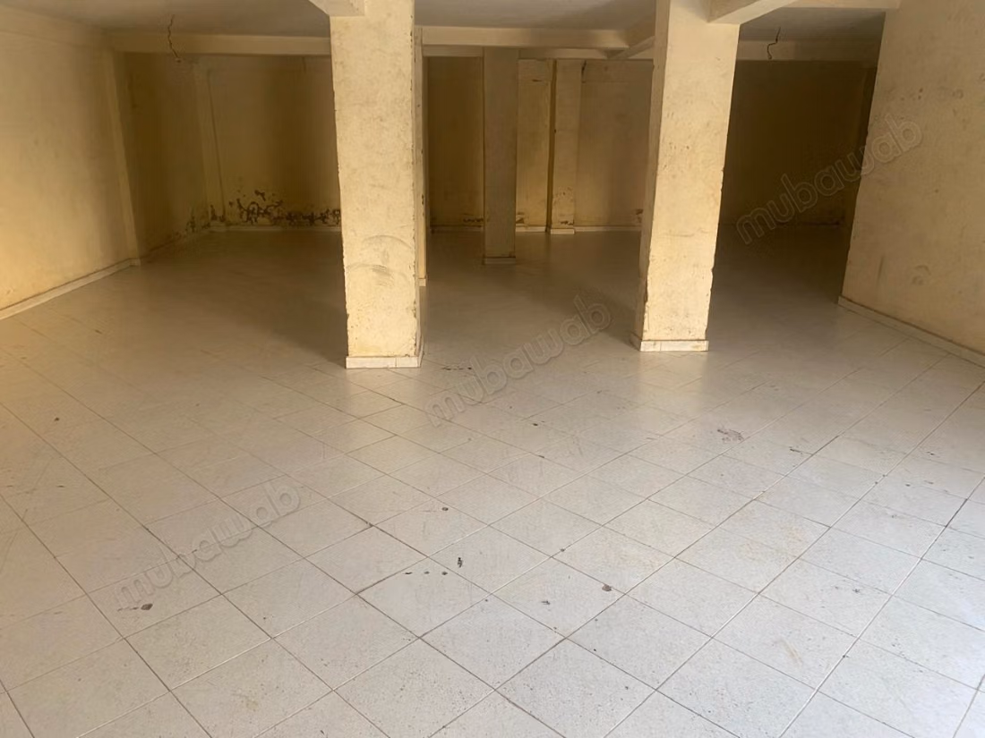 Local commercial de 356 m² avec 5 rideaux 
bd inara