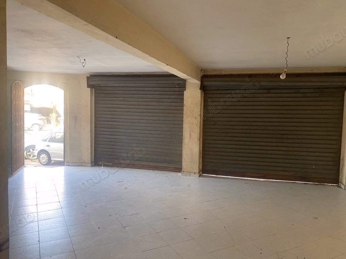 Local commercial de 356 m² avec 5 rideaux 
bd inara