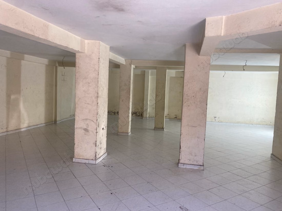 Local commercial de 356 m² avec 5 rideaux 
bd inara