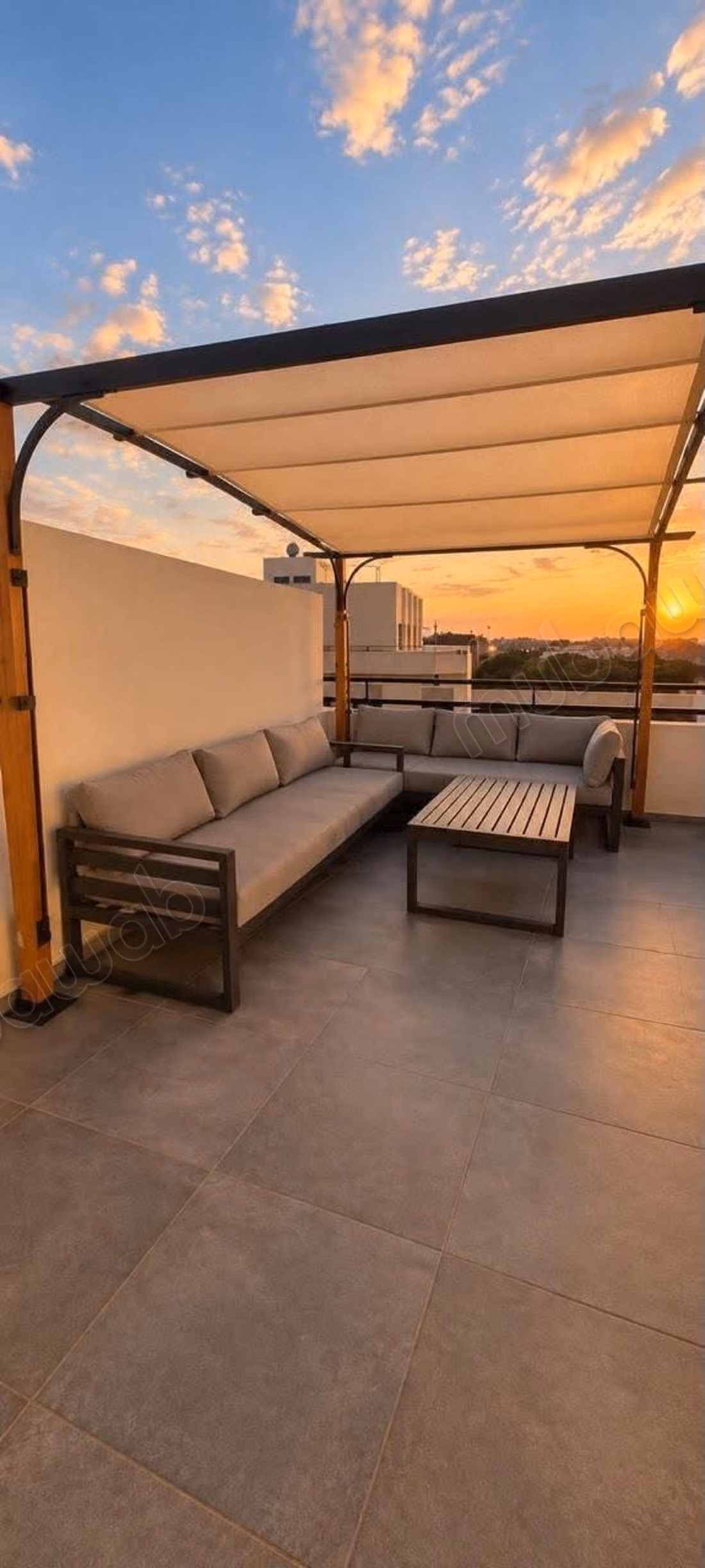 Louez cet appartement à Ain Diab Extension. 3 chambres. Bien meublé