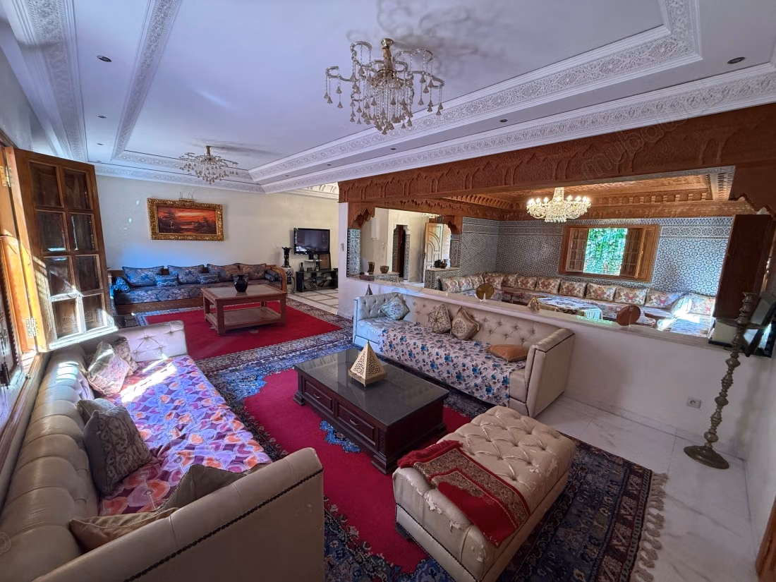 Grande villa familiale de 600 m² avec 6 chambres et piscine privée à Marrakech