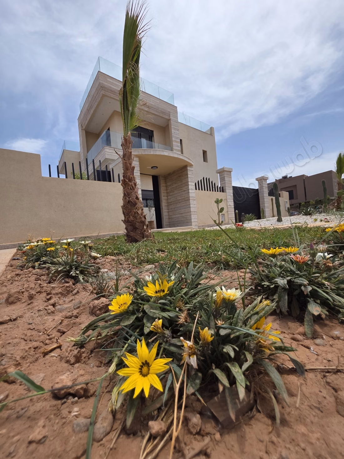 Luxury house for sale on Route Amizmiz. 6 rooms. Air conditioning and pool