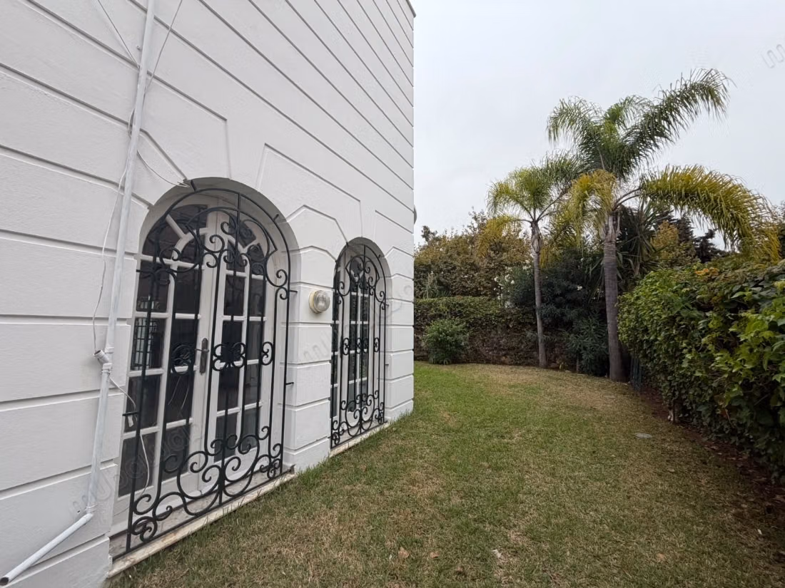 Magnifique villa à louer à Souissi. 8 pièces confortables. Jardin et terrasse