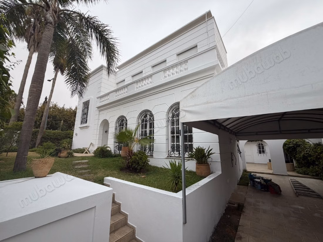 Magnifique villa à louer à Souissi. 8 pièces confortables. Jardin et terrasse