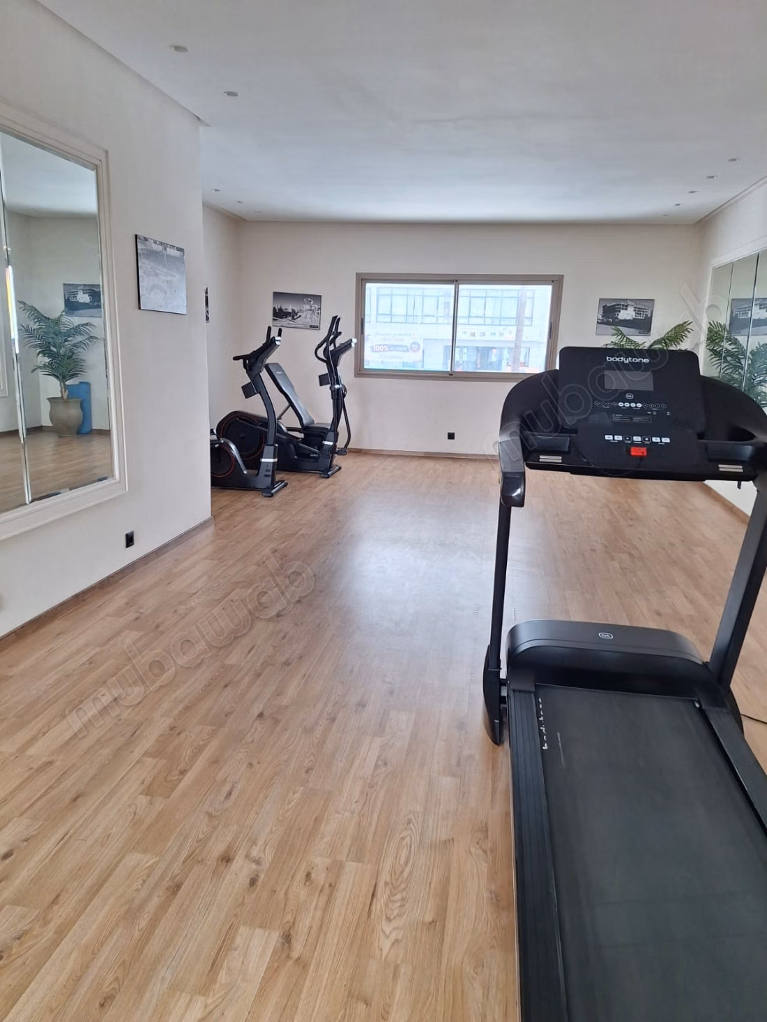 Louez cet appartement à Quartier Bachkou. 
Surface de 70 m². 
Fenêtres double vitrage et chauffage central