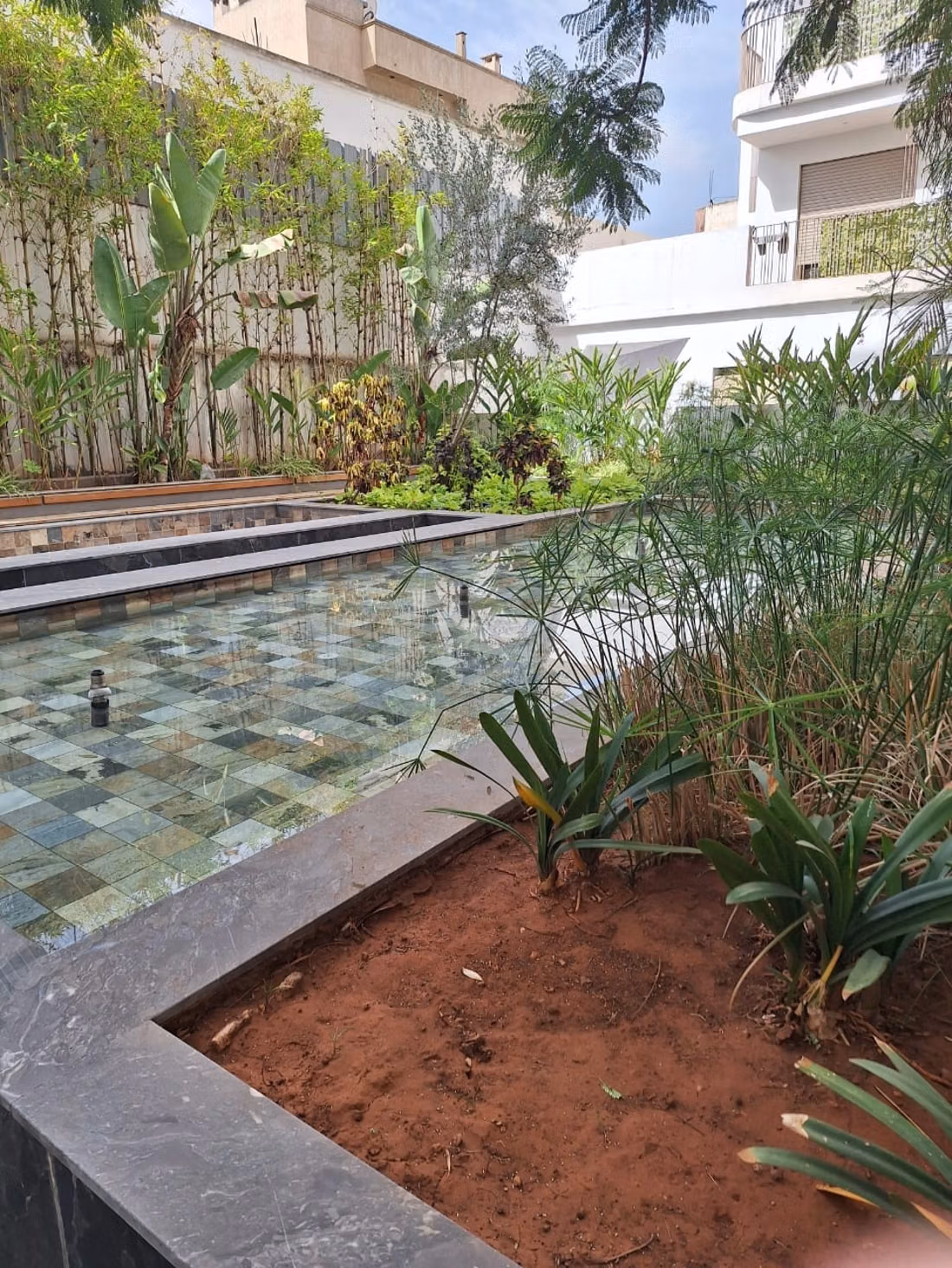 Louez cet appartement à Quartier Bachkou. 
Surface de 70 m². 
Fenêtres double vitrage et chauffage central