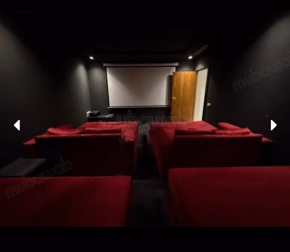 Villa de haut standing à louer à Route de Tahanaout.
Salle de cinéma, sauna.
Meublé