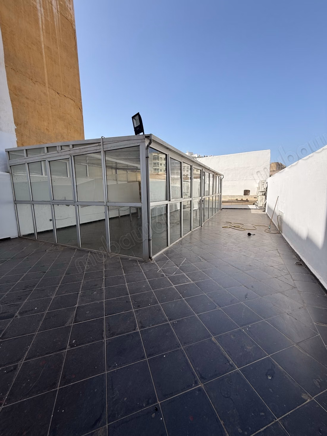 Immeuble commercial à louer. 
Ascenseur et stationnement