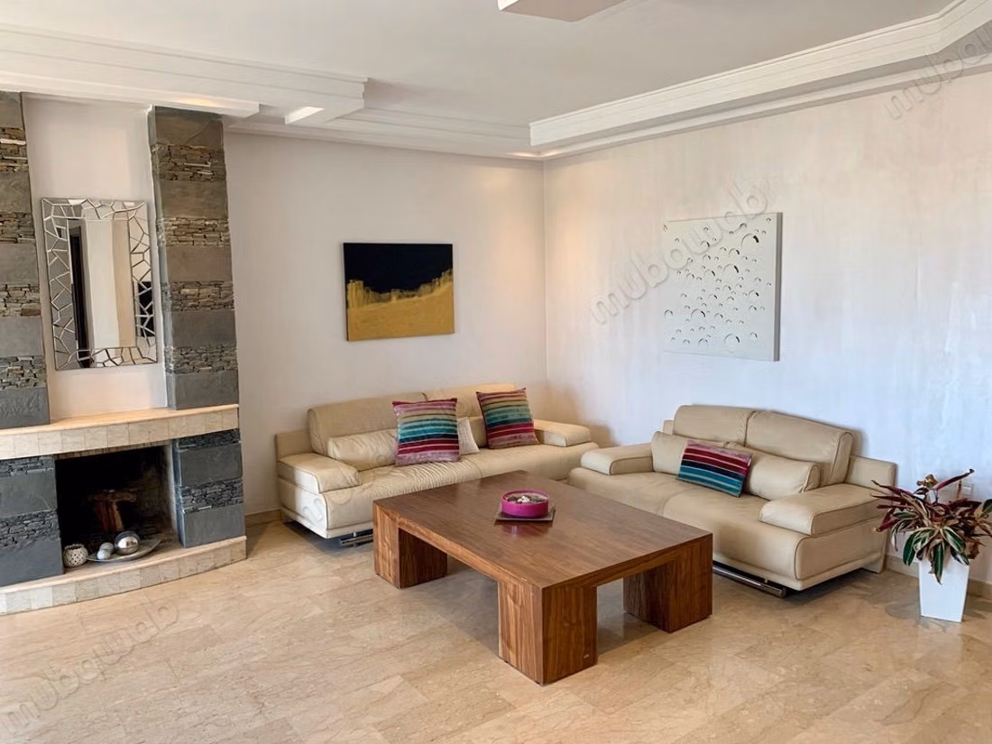 Location d'un appartement à Bourgogne Ouest. 
3 pièces. 
Meublé