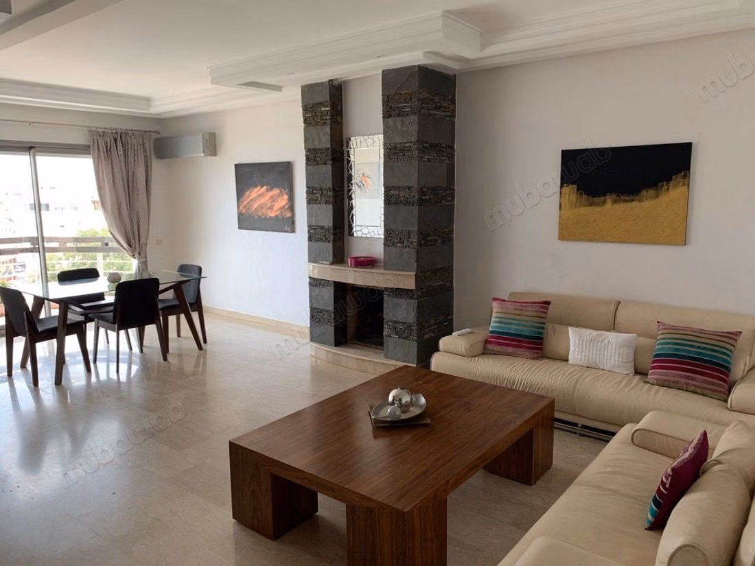 Location d'un appartement à Bourgogne Ouest. 
3 pièces. 
Meublé