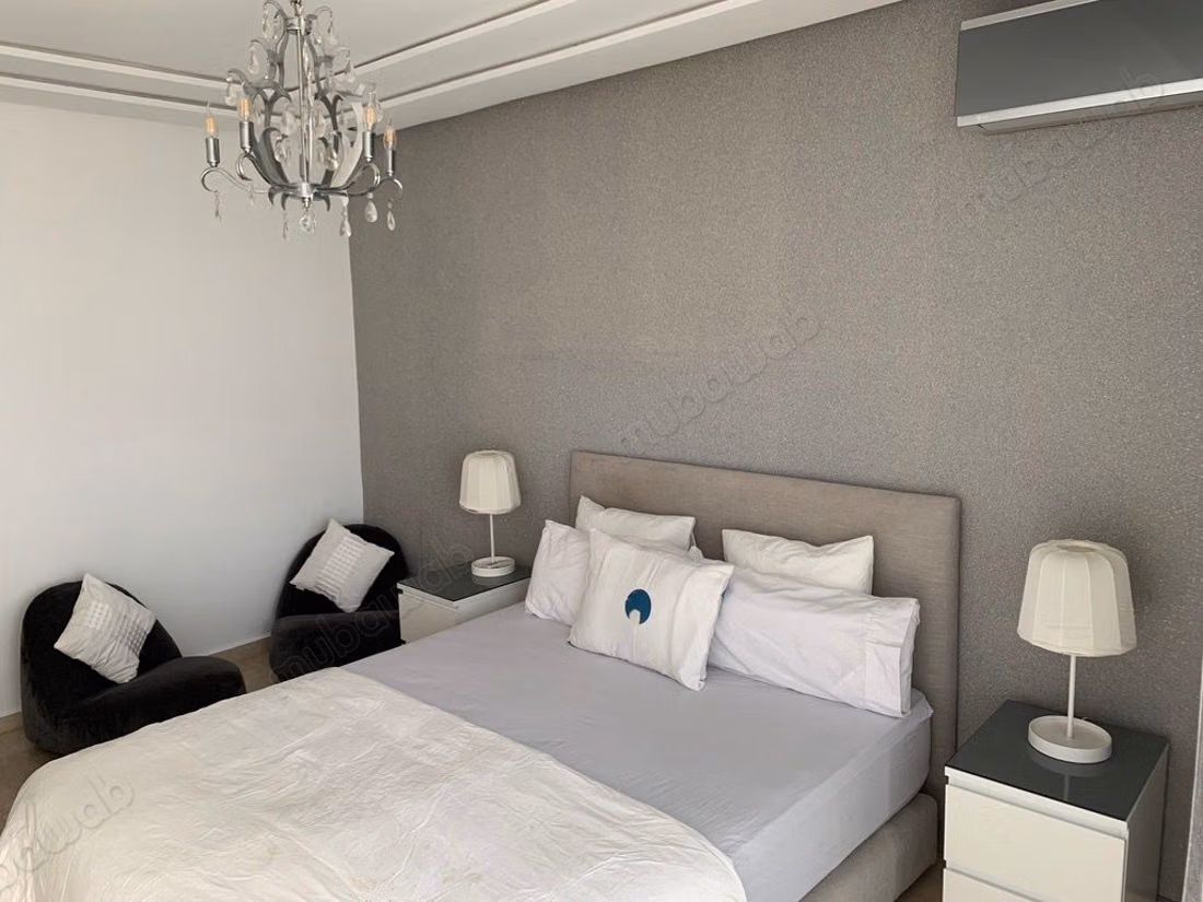 Location d'un appartement à Bourgogne Ouest. 
3 pièces. 
Meublé